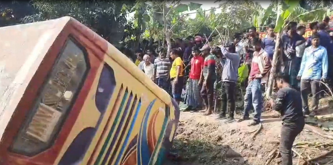 সাতক্ষীরায় যাত্রীবাহি বাস খাদে,আহত ২০
